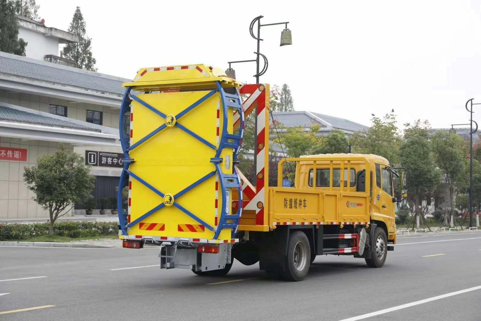 廣東汕頭南澳江鈴防撞緩沖車部署，為道路施工與緊急救援筑牢安全屏障